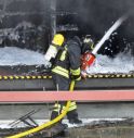 Incendio devasta magazzino Aumai a Conegliano: tre dipendenti intossicati - VIDEO