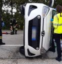 Perde il controllo dell'auto e si rovescia su un fianco