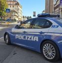 Pugni e calci ai genitori: bloccato dalla Polizia