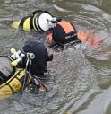 Si getta nel fiume  per sfuggire alla polizia: 