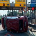 Incidente all'ingresso del casello: auto si rovescia