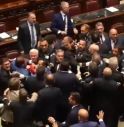 Autonomia, opposizione canta 'Bella ciao' e grida: 