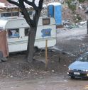 Polizia in campo nomadi aggredita con spranghe e pietre. 4 agenti in ospedale