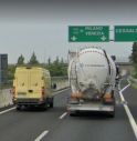 A causa del nevischio, finisce ruote all'aria in autostrada