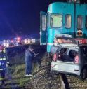 Treno locale investe l'auto rimasta su binari, salva la conducente 