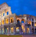 Colosseo, luci spente per i due marò