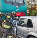 Auto travolta da un treno al passaggio livello, nessuno a bordo