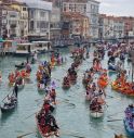 Carnevale Venezia, festa aperta da saltimbanchi e maghi 