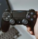 Lo invitano a giocare alla Playstation e inizia l'incubo: abusato per tre ore dai coetanei