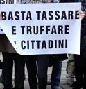 Banca Etruria, protesta risparmiatori davanti la casa del Padre del Ministro Boschi