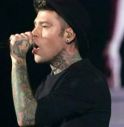 Fedez preso a pugni finisce all'ospedale