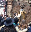 Troppe carezze degli innamorati, 'bucata' la statua di Giulietta 