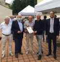 da sinistra De Martin, Bisigato, il sindaco di Portobuffolè Susana, Moser e Caner sul piazzale del Museo del Ciclismo