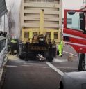 Il semirimorchio va a fuoco in autostrada