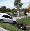 Terribile incidente tra un'auto e uno scooter: due persone ferite in modo grave