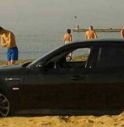 Jesolo, vanno in spiaggia con l'auto e perdono le chiavi