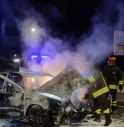 Esce di strada con l'auto, che prende fuoco: muore carbonizzato a 21 anni