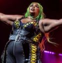 La cantante Lizzo accusata di molestie sessuali: esplode il caso negli Stati Uniti