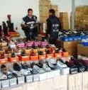 Scarpe tossiche al mercato: sequestro dei vigili