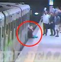 Roma, le immagini choc della donna trascinata in metro