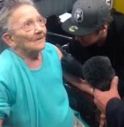 Nonna in fuga dall'ospizio, ritrovata dal tatuatore per il suo primo tattoo