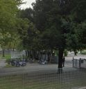 I genitori puliscono il giardino della scuola