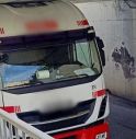 Oderzo, camion incastrato nel sottopasso, traffico in tilt