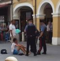 Motta, in piazza prima affronta dei connazionali, poi si sdraia a terra