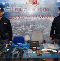 Con droga e armi in casa aggredisce gli agenti, arrestato 