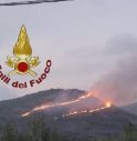 Roma, vasto incendio: aerei per spegnere le fiamme Brucia la vegetazione della zona montana vicina alla Capitale