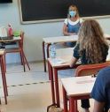 Studenti con scope e guanti per le pulizie: un modo per sopperire alla carenza di personale