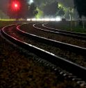 Cammina sui binari di notte, investita dal treno