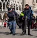 Blitz a San Marco: fermati italiani, denunciati per danneggiamento 