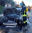 Auto in fiamme, distrutta una Mercedes