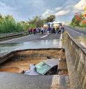 Maltempo nel weekend, auto inghiottita da un cratere sulla statale