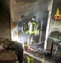 Incendio improvviso in casa, feriti due inquilini 