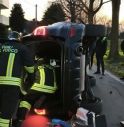 Auto si ribalta in mezzo alla strada, conducente ferita