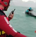 Arriva il temporale, la salvano mentre è in mezzo al lago col windsurf