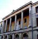 LA PIOGGIA FA UN BUCO NEL SOFFITTO DELLA SCUOLA