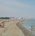 MUORE MENTRE PASSEGGIA IN SPIAGGIA A CAORLE