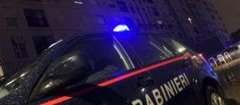 Guardia giurata sorprende i ladri in casa del vicino: sparatoria nel condominio 