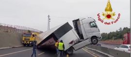 Camion si ribalta in A4, autostrada bloccata