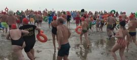 Jesolo, 350 coraggiosi per il tuffo di Capodanno