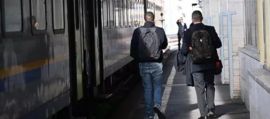 Catena da bici sulla linea dei treni, indagini in corso