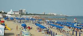 Lignano, mucillaggine in mare, disagi per i turisti