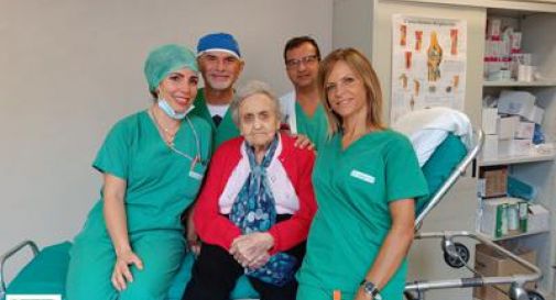 Anziani, a 106 anni pacemaker e intervento al femore in pochi mesi, 'sta bene'.