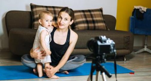 Mamme influencer, studio 'bimbi in 3 post su 4, la metà pubblicitari'.