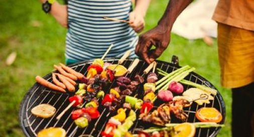 Barbecue di Ferragosto, grigliata protagonista 15 agosto: meglio carne o pesce?.