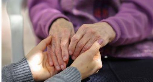 Caregiver, quasi il 70% dei lavoratori italiani ha un carico di cura.