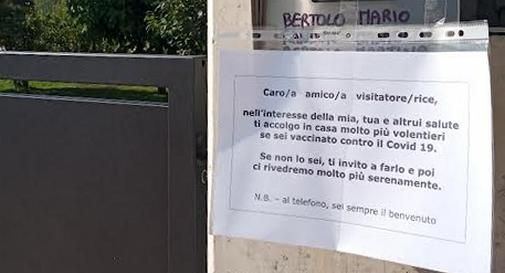 Cartello affisso sul cancello della casa di Mario Bertolo